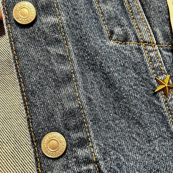 Levi's Jacket Women's Medium Type 3
Trucker Blue Denim Jean large with gold star - Picture 14 of 16